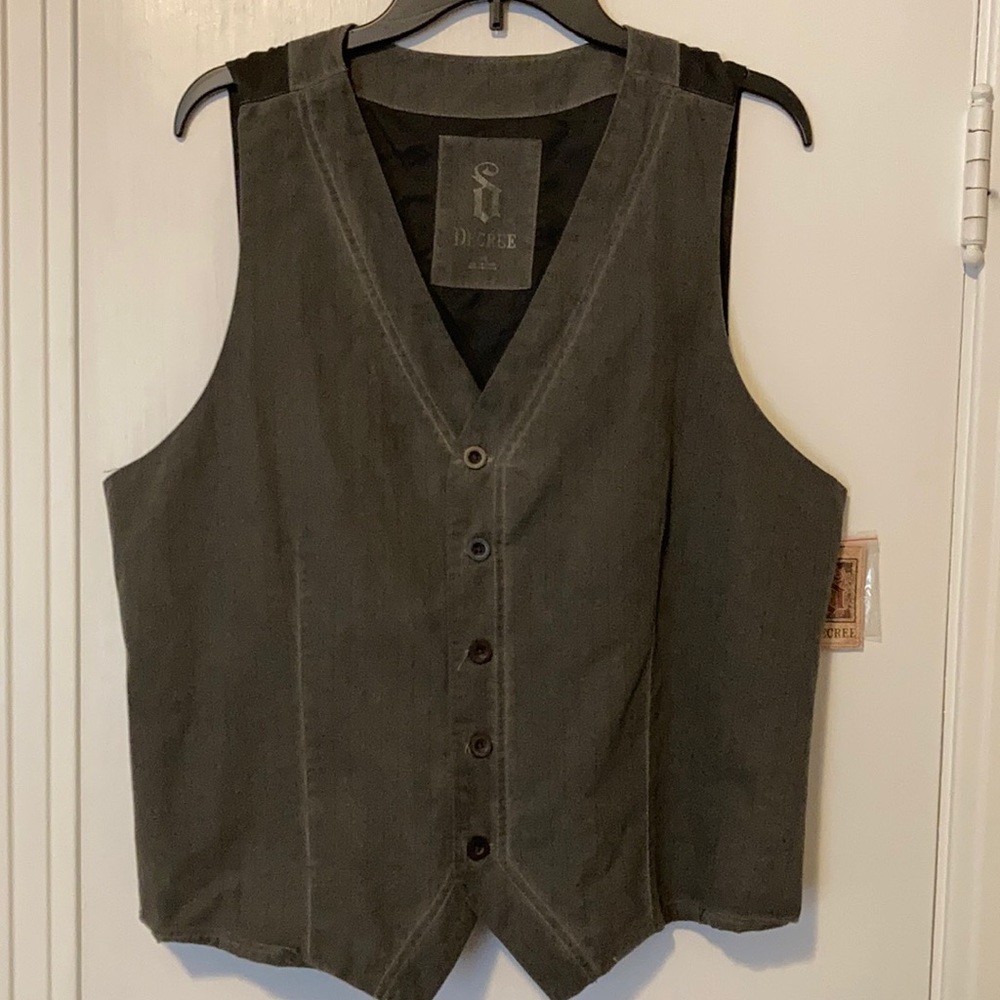 DECREE VEST